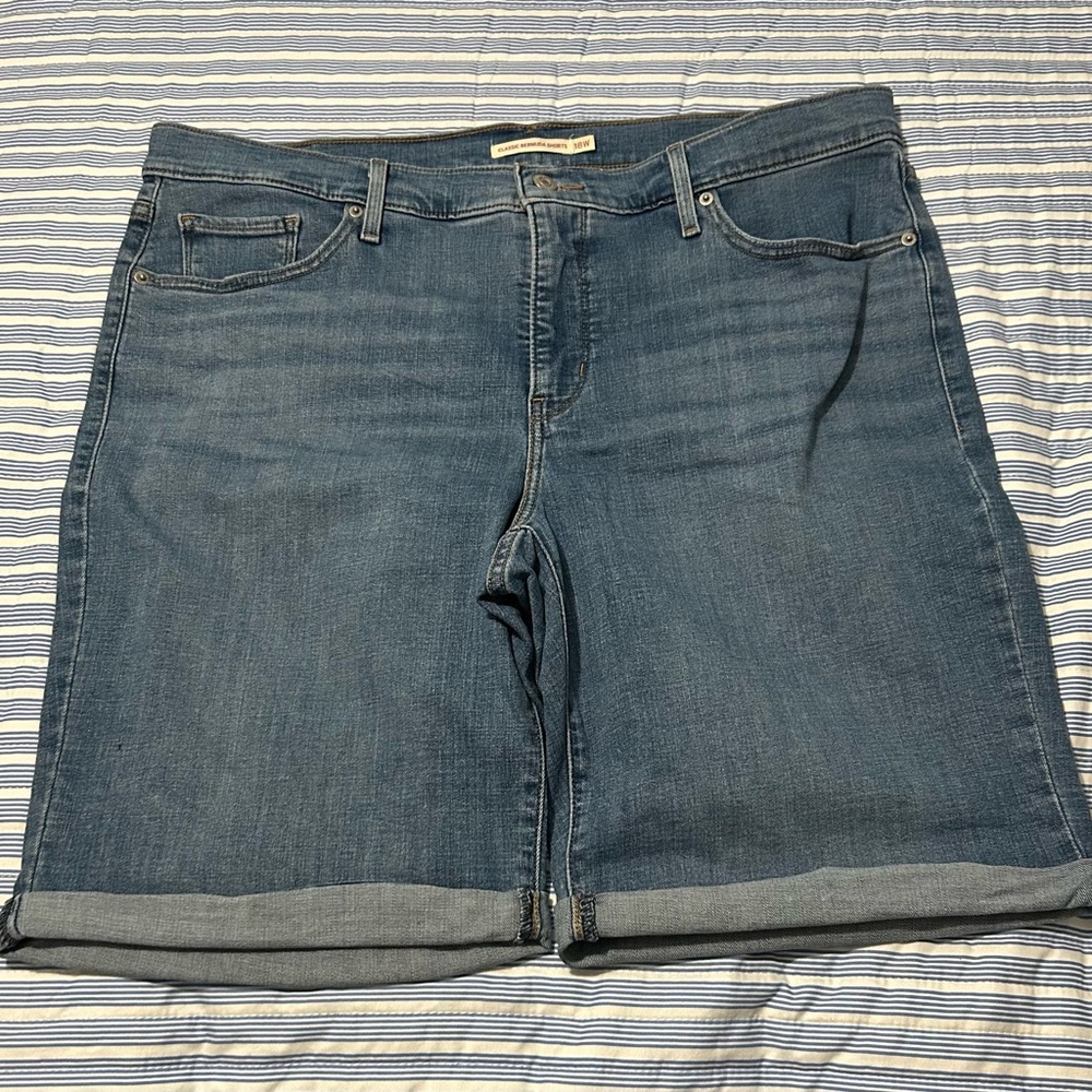Levi’s Women’s Classic Bermuda Jean Shorts ~ EUC